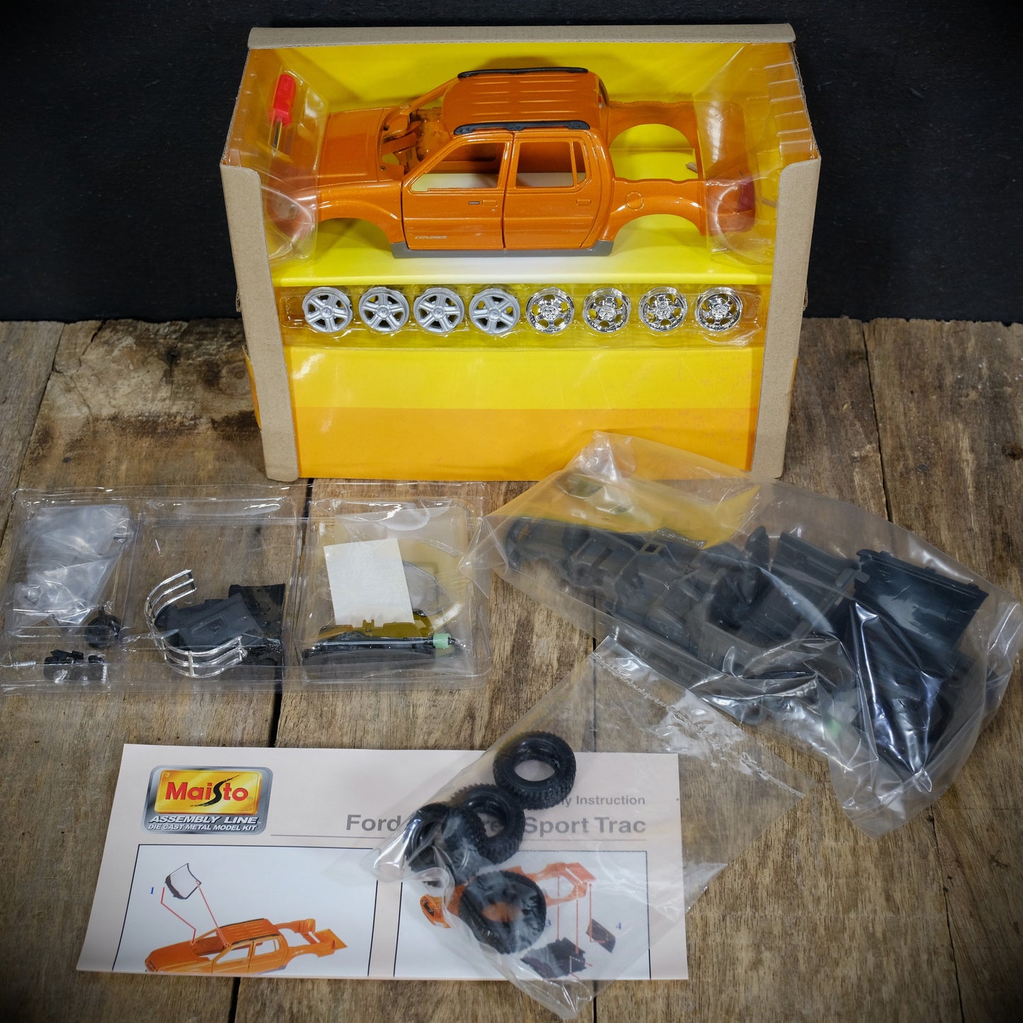 Maisto Ford Explorer Sport Trac Double Cab Pick-Up, Assembly Line Model Kit
