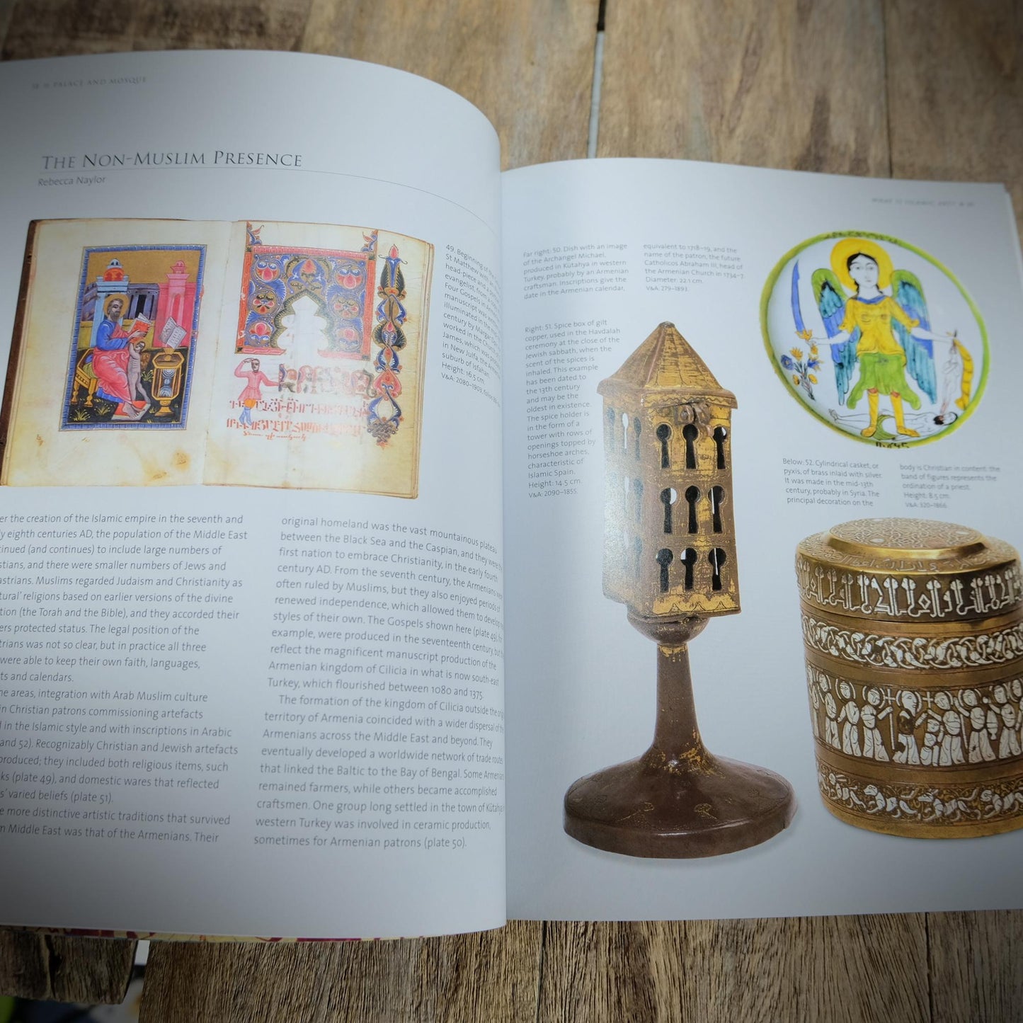 Palace and Mosque, Islamic Art from the Middle East, Tim Stanley, 2004 Softcover