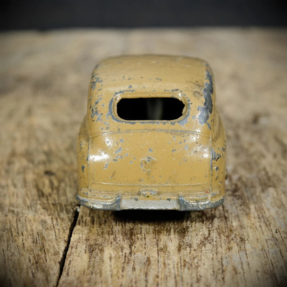 Vintage Dinky 40e Standard Vanguard, Fawn