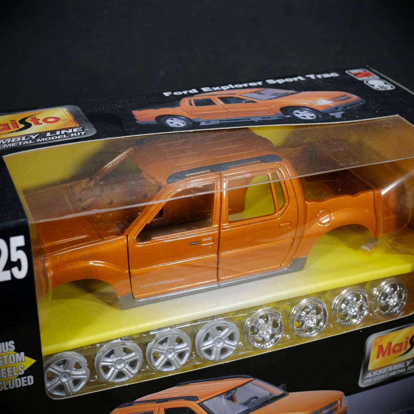 Maisto Ford Explorer Sport Trac Double Cab Pick-Up, Assembly Line Model Kit