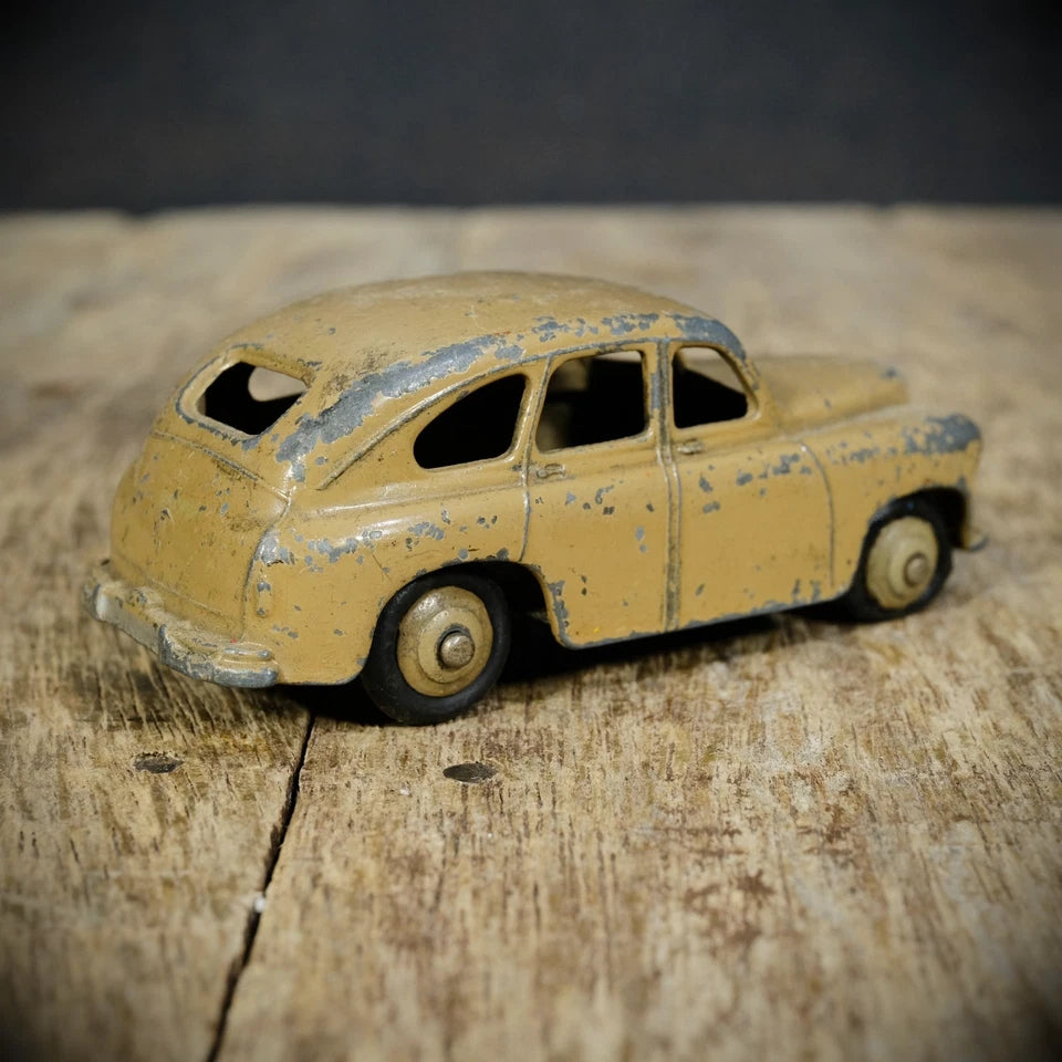 Vintage Dinky 40e Standard Vanguard, Fawn