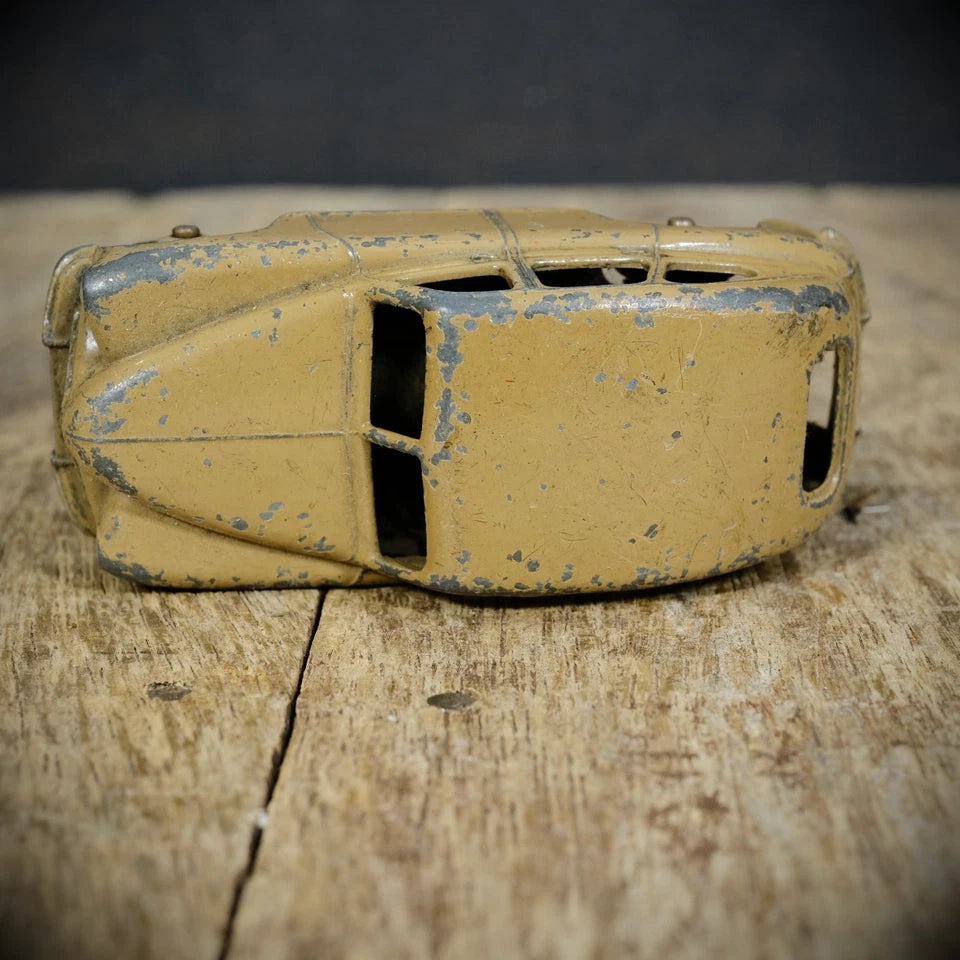 Vintage Dinky 40e Standard Vanguard, Fawn