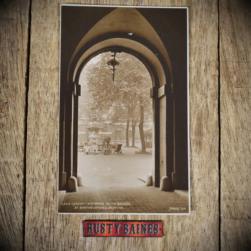 Postcard, St Bartholomew's Hospital Entrance to Square London, RP